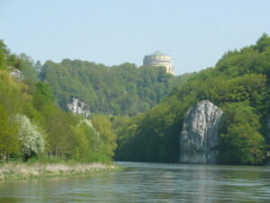 Blick vom Schiff in den Donaudurchbruch mit Befreiungshalle