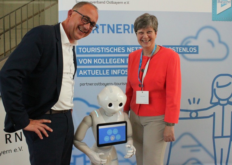 Digitalisierung macht Spass: Sabine Thiele, Geschäftsführererin der Regensburg Tourismus GmbH und Dr. Michael Braun, Vorstand des Tourismusverbandes Ostbayern e.V.