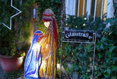 Gläserne Krippenskulptur an der Glasstraße