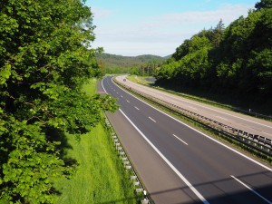 Ihre Geschichte erzählen die Tafeln entlang der 2.500 bayerischen Autobahnkilometer
