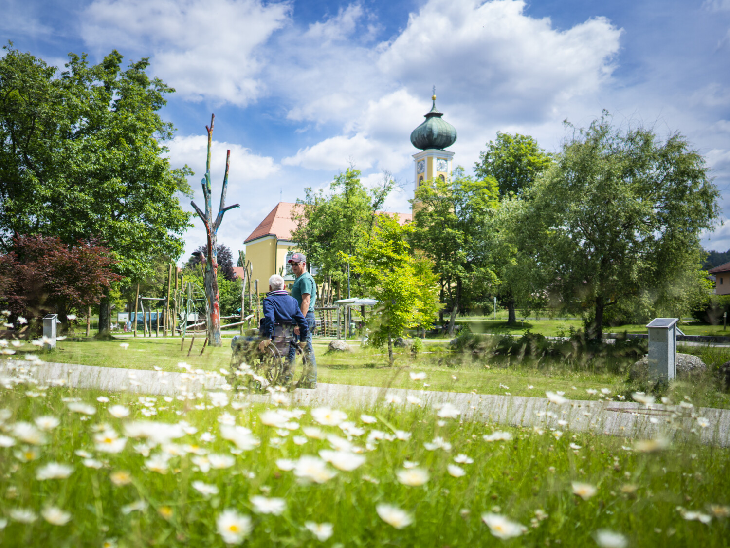 Unterwegs mit dem Rollstuhl in den Gläsernen Gärten in Frauenau im Bayerischen Wald